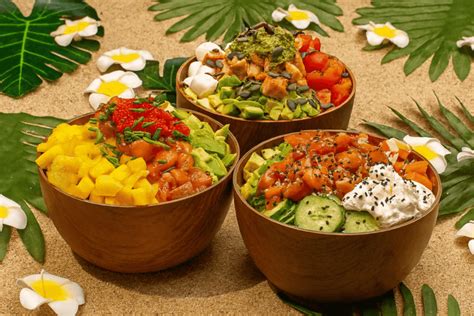 Ingredientes frescos y variados dispuestos para preparar un poké bowl