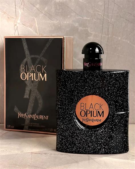 Frasco de Black Opium de Yves Saint Laurent