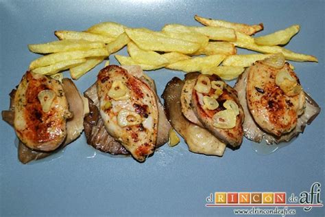 Plato final de pechugas de codorniz con setas y ajo confitado