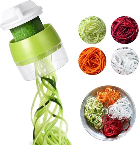 Espiralizador de verduras cortando un calabacín