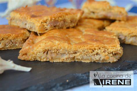 Representación de productos tradicionales de panadería como la coca amb tonyina y la toña