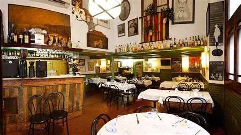 Interior del restaurante Can the Can con su lámpara de conservas
