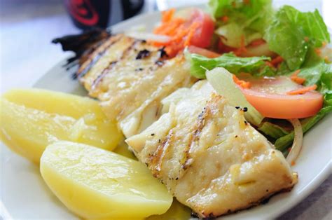 Plato de bacalao a la brasa con patatas del Restaurante Floresta de Santana