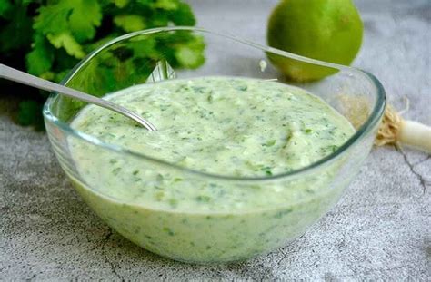 Salsa de queso y cilantro en un bol