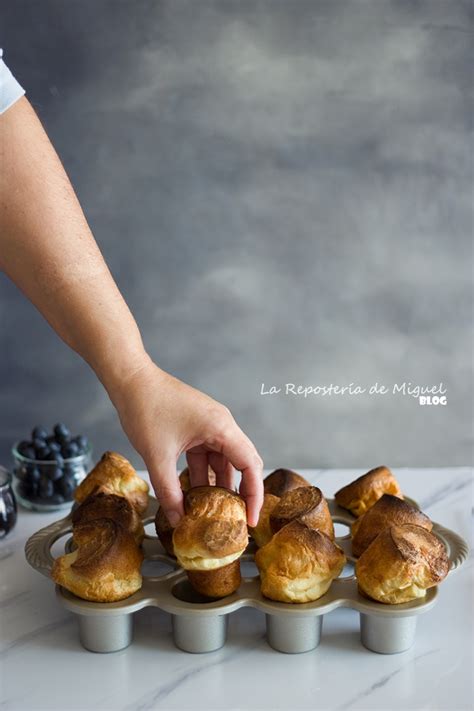 Popovers recién horneados en un molde de magdalenas