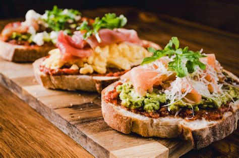 Variedad de tostadas de masa madre con diferentes toppings