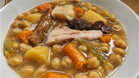 Puchero andaluz con su pringá y hierbabuena