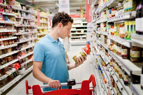 Persona eligiendo alimentos saludables en un supermercado