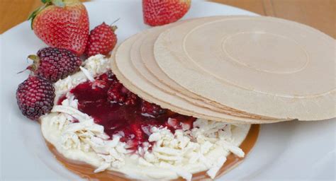 Proceso de colocación de oblea en una tarta