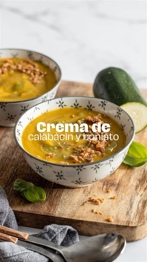 Gazpacho de calabacín servido con toppings