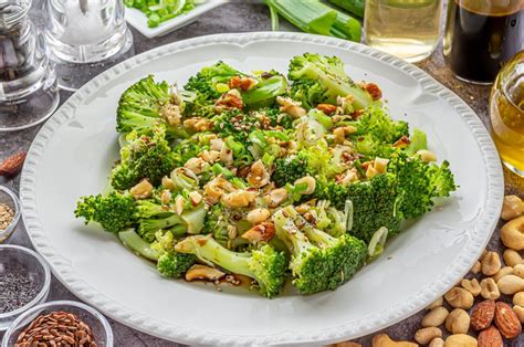 Brócoli en un plato listo para comer