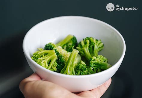 Brócoli crudo y cocido en un plato