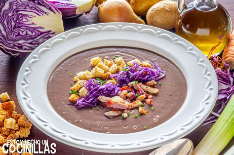 Plato de crema de lombarda con guarnición