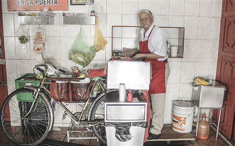 Don José preparando tortas ahogadas en su bicicleta