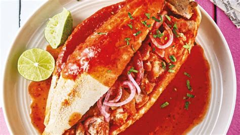 Primer plano de una torta ahogada con salsa de jitomate crudo