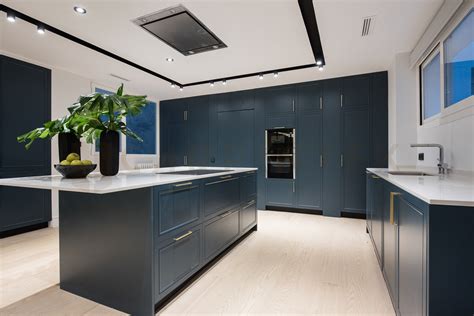 Cocina moderna con isla en azul cobalto y detalles en salmón