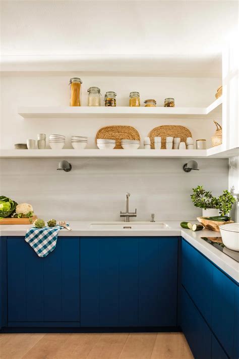 Ejemplo de cocina con muebles bajos en azul cobalto y detalles en salmón