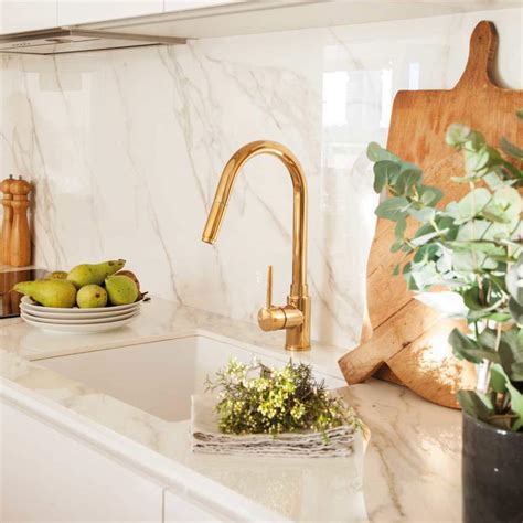 Cocina con azulejos de azul cobalto y grifería dorada