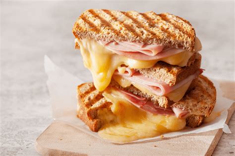 Queso Philadelphia derretido en una sartén