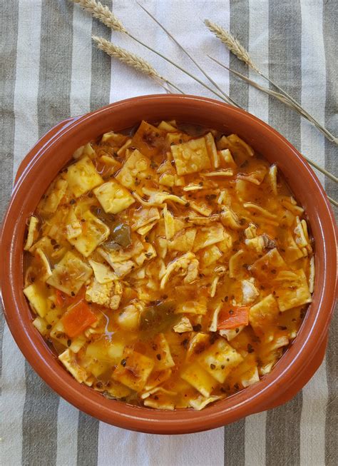 Tortas cenceñas antes de ser añadidas al guiso