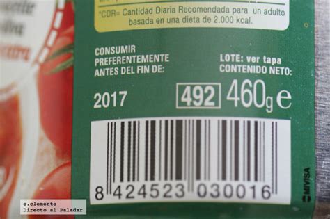 Etiquetas de alimentos con fechas de caducidad y consumo preferente