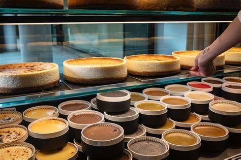 Variedad de tartas de queso en una pastelería
