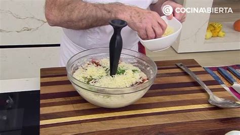 Mezcla de coliflor, patatas y huevo en un molde