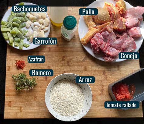 Ingredientes esenciales para una paella: arroz, caldo, azafrán, sofrito