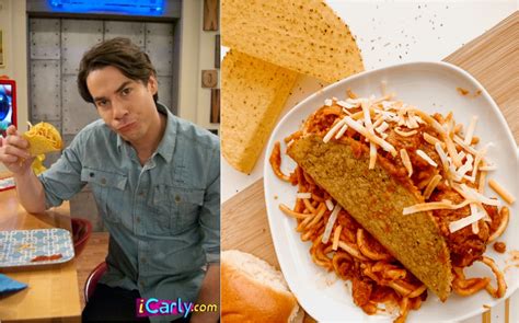 Spencer de iCarly preparando tacos de espagueti
