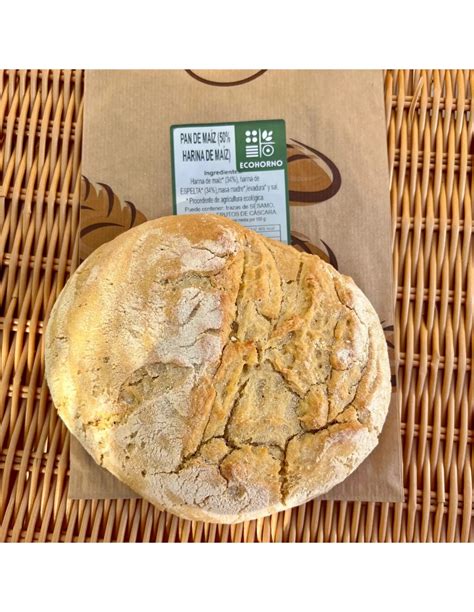 Pan de espelta y maíz recién horneado