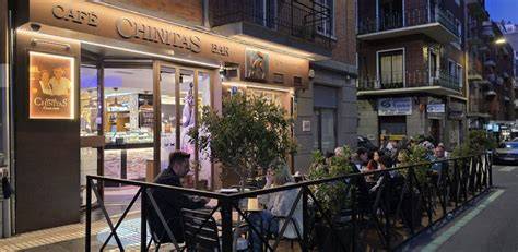 Ambiente de tapeo en la Calle Van Dyck