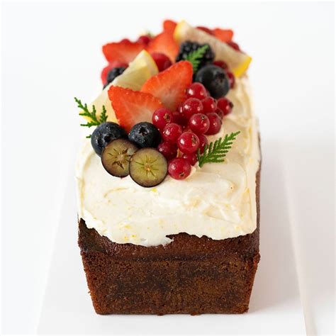 Bizcocho de ricotta y limón decorado con frutos rojos