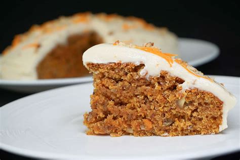 Pastel de zanahoria y piña con frosting de queso crema