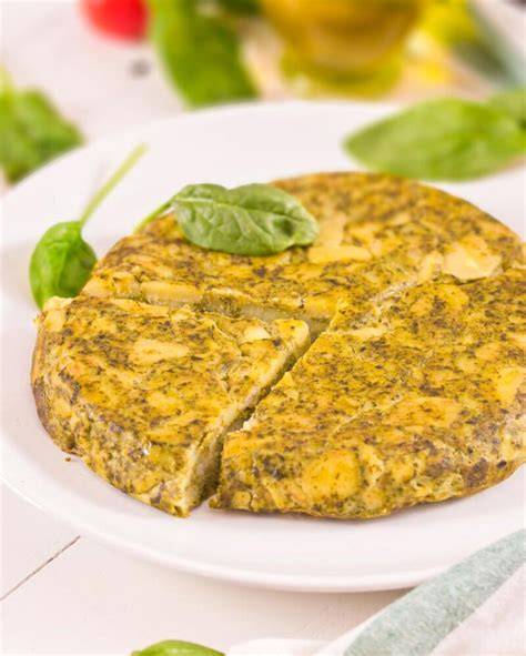 Tortilla de patatas y espinacas en sartén