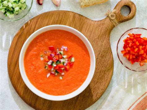 Ingredientes frescos para preparar un gazpacho saludable y natural