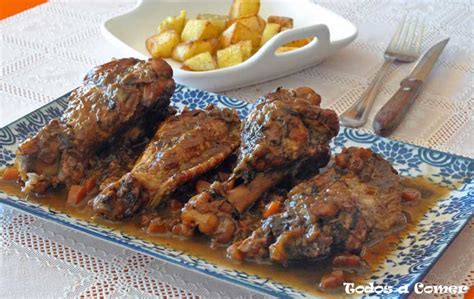 Alas de pavo en salsa en un plato