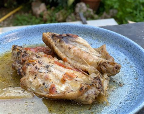 Cazuela tapada cocinando las alas de pavo