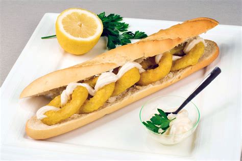 Bocadillo de calamares con mayonesa brava