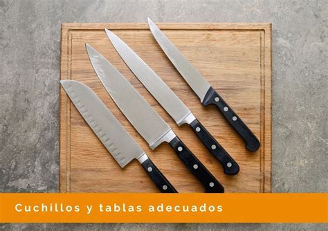 Tabla de cortar y cuchillos afilados para trinchar un pollo