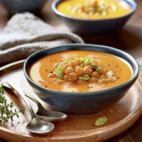 Crema de zanahoria con garbanzos, pasas y cilantro