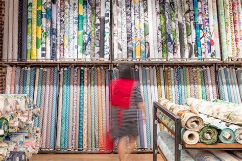 Interior de la tienda Julián López mostrando la variedad de telas