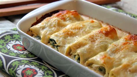 Ingredientes frescos para el relleno de canelones vegetarianos