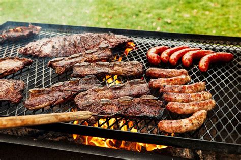 Parrilla sucia después de un asado
