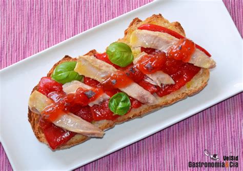 Ingredientes frescos para tosta de ventresca