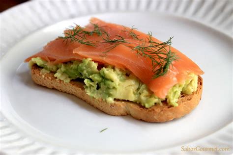 Variaciones de tostas con salmón ahumado y aguacate