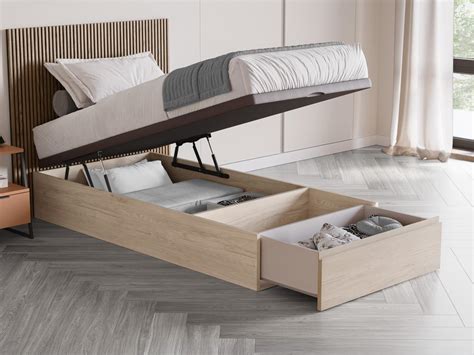 Cama canapé con colchón y almohadas en un dormitorio