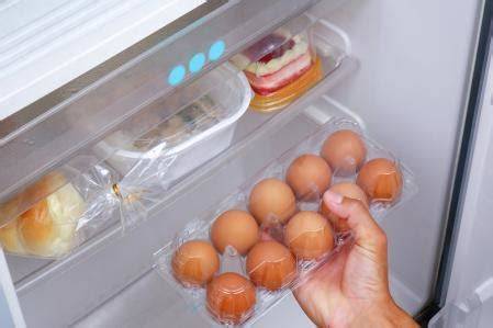 Huevos refrigerados en la nevera