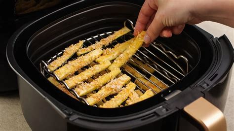 Palitos de calabaza empanados listos para freír en la airfryer