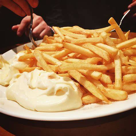 Patatas fritas holandesas con mayonesa