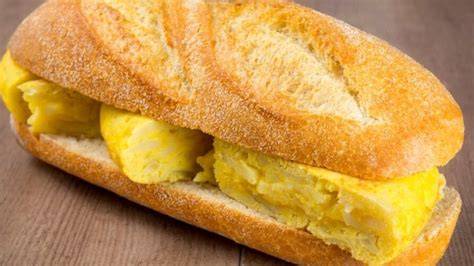 Ingredientes para bocadillo de tortilla con pimientos